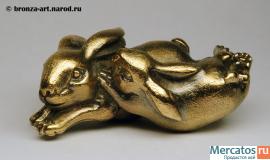Крольчиха с крольчонком - фигурка, сувенир из бронзы к Новому го