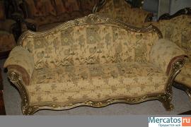Золотой диван с журнальным столиком