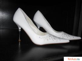 Дешево новые белые вечерние туфли-лодочки