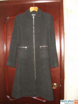 Драповое пальто на молнии.