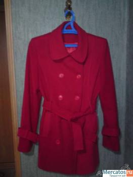 Новое демисезонное пальто ярко-красного цвета
