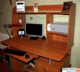 Компьютерный стол и стул.