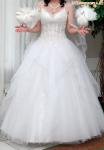 Красивое, белое свадебное платье.