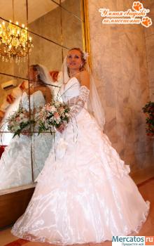 Очень красивое свадебное платье формы принцесса.