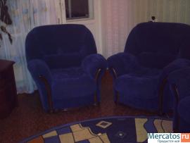 Продаю комплект мягкой мебели для гостинной:диван-кровать и 2 кр