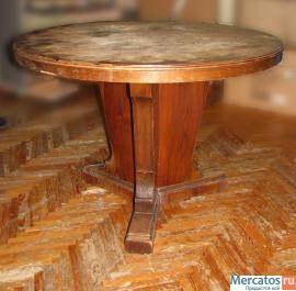 Старинный деревянный стол