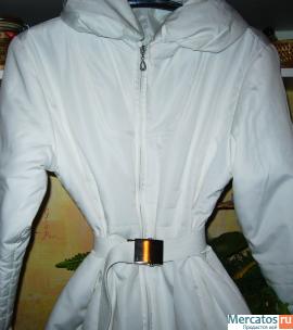 Осенняя белая куртка с ремнем и дутым воротником 44-46 р.