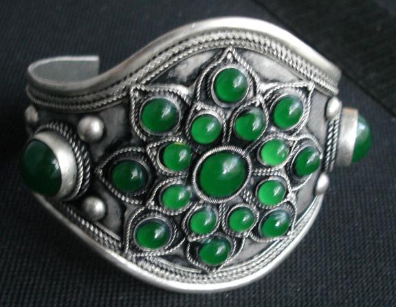 Браслет из тибетского серебра с зеленым жадеитом