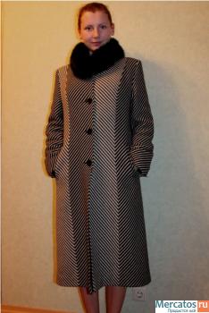 пальто зимнее полосатое черно-белое воротник меха песца