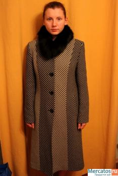 пальто зимнее полосатое черно-белое воротник меха песца 2