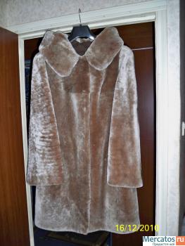 Продам шубу из мутона с капюшоном.
