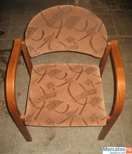 Стулья-полукресла.