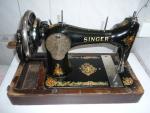 Антикварная швейная машина Singer.