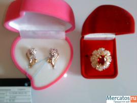 Перстень с большим рубином.