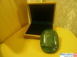 Камень нефрит, гладкий с обеих сторон, зелёного цвета. (от изгот 2