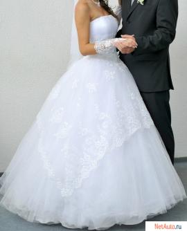 Продаю Свадебное платье,белого цвета.Раз. 42-44.Шикарная вышивка