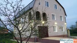Продается трехэтажный, кирпичный дом в п.Товарковский